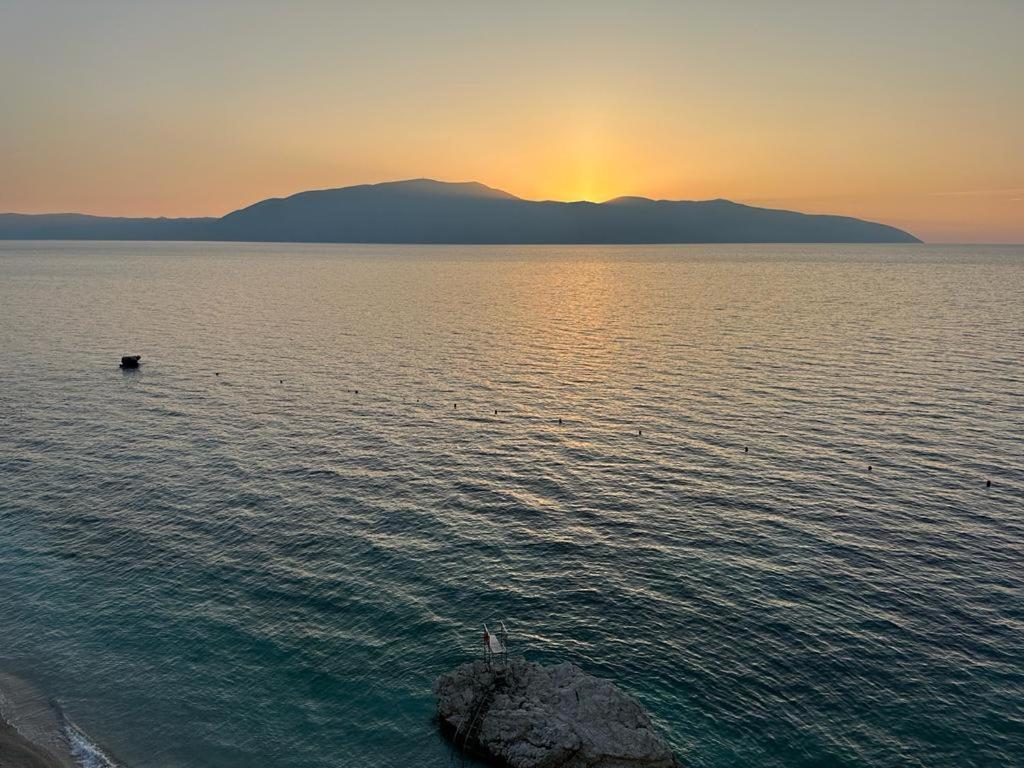 Beachfront With Hotel Facilities Vlorë Exterior foto